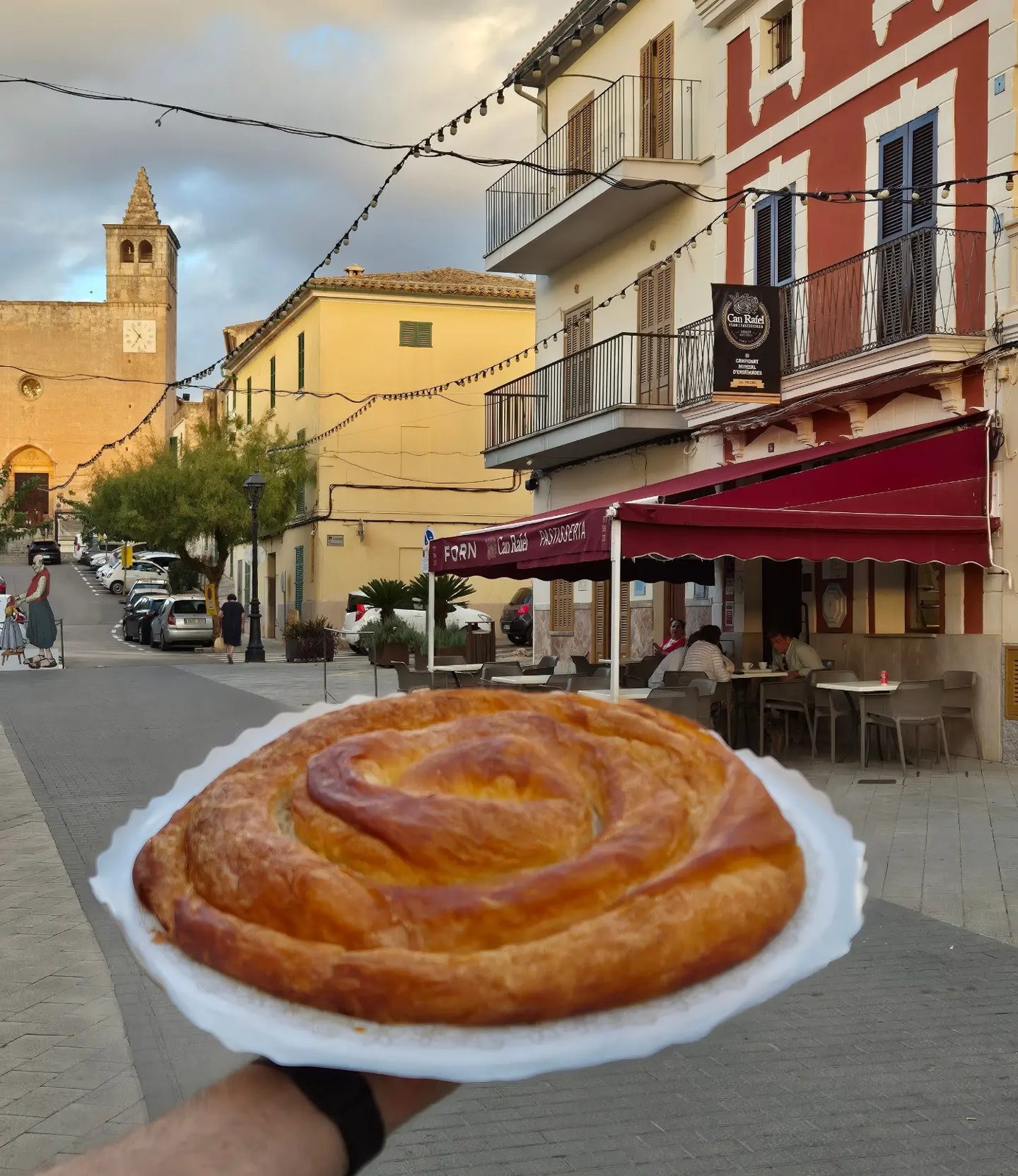 Carrer Major de Búger amb una ensaïmada